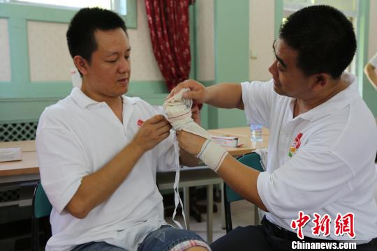 中国红十字会培训专业人员护理失能老人(组图