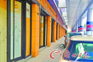 万达广场空置的商铺。