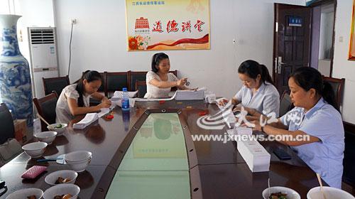 中午顾不上吃饭忙盖章