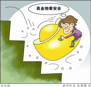 昨日,记者在深圳多家商场黄金饰品专柜看到,黄金饰品及投资金条的价格