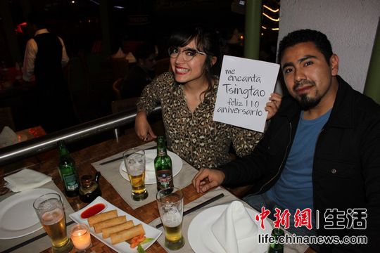 墨西哥消费者专门写下对青岛啤酒110年的祝福