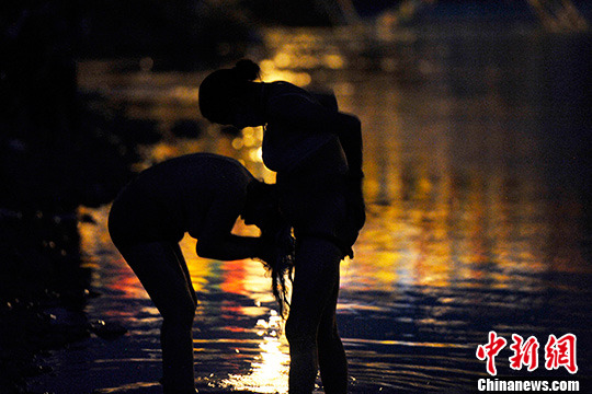 星空下拉萨民众迎来沐浴节_财经_凤凰网