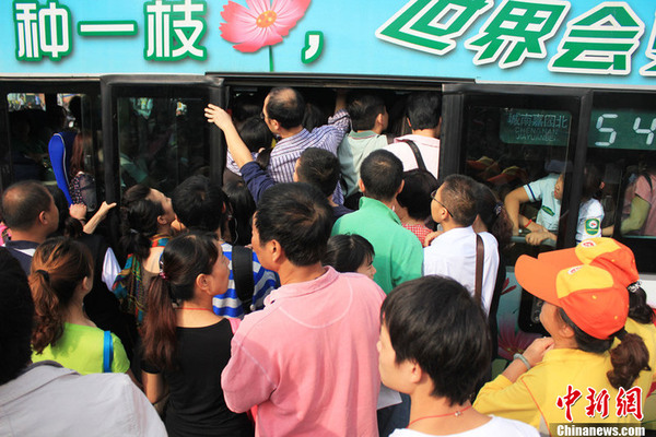 北京地铁4号线故障 致地面公交被挤爆