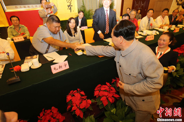 毛泽东特型演员书画展上与毛新宇握手