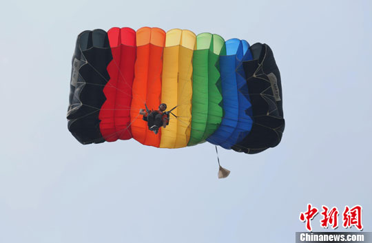 图为一名运动员在柳州市上空跳伞翱翔。李俊锋 摄