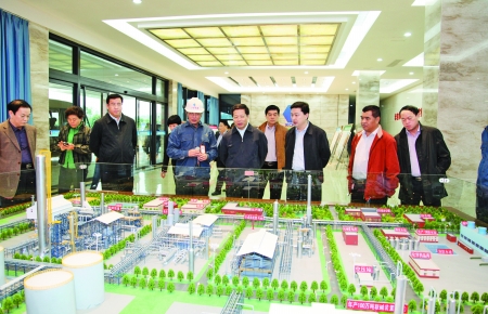 我市党政考察团在广安市经济技术开发区企业参观考察。 □黄显标摄