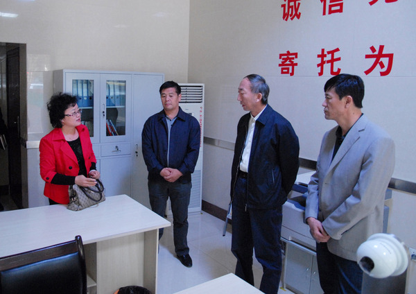 二师政委黄金忠副师长吴洮深入天润典当考察工作（图）