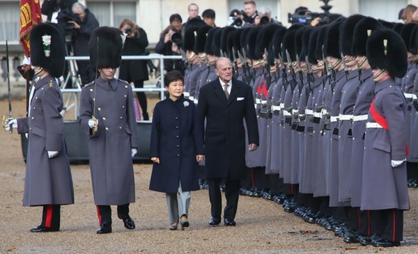朴槿惠到访英国 与英女王同乘皇家马车赴白金
