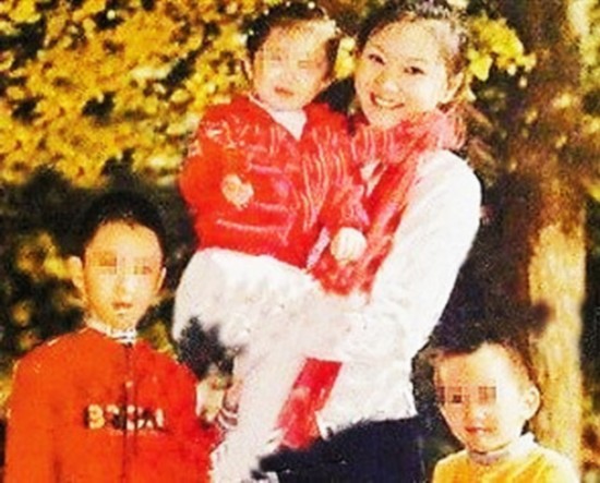 张艺谋搂娇妻小女儿曝光 女网友争为老谋子生娃