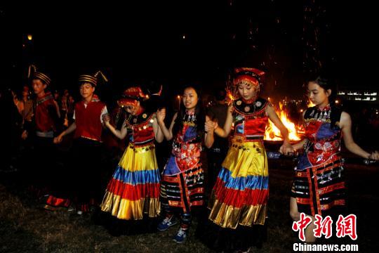 四川大学锦江学院彝族学生载歌载舞喜迎彝族新