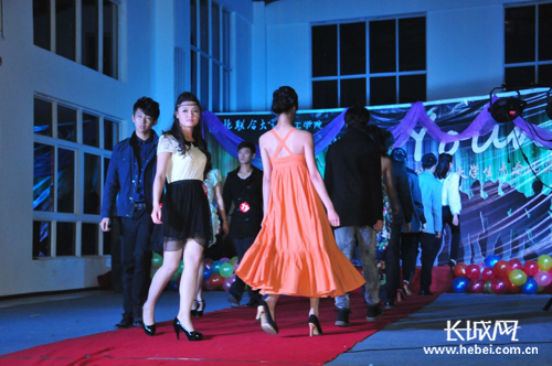 河北联大轻工学院举办模特大赛 帅哥美女同台