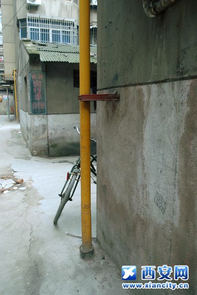 卫民小区天然气管道隐患多 居民称管理部门扯