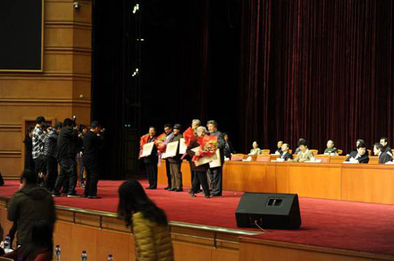 中国文联领导赵实、李屹、左中一和中国美协主席刘大为为新一届美协顾问颁发证书 钱晓鸣摄