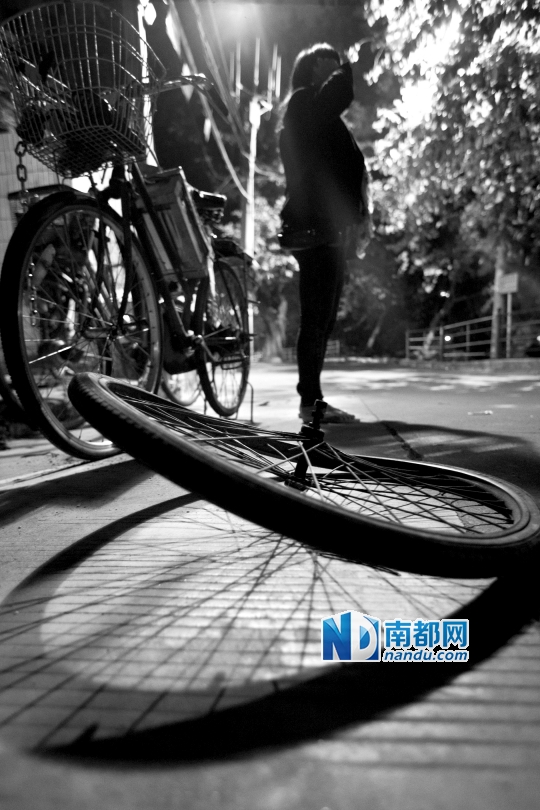 被黑色小车撞倒的自行车,前轮变形。 南都记者 黎湛均 摄 南都讯 记者张立璞 谢亮辉 前晚9时许,荔湾区周门北路往西华路方向。一辆黑色小轿车在碰撞一名骑车男子后,在试图逃离现场时,再次冲撞路边护栏悬挂河涌花基之上。事发后,交警部门赶到现场将驾车男子带走接受调查。昨日下午,警方确认驾车男子涉嫌醉驾,目前正依法办理刑拘手续。