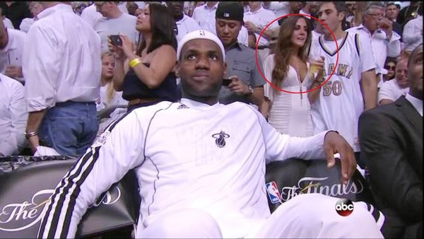 NBA女球迷抢镜:詹皇板凳身后突现性感女郎_资讯