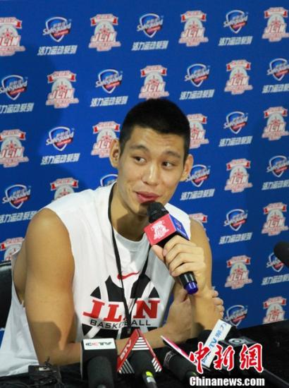 林书豪膝盖受伤场边当拉拉队 自爆牙齿3颗蛀牙