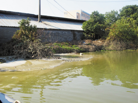 水泥砖厂偷排污水殃及多条内河 环保部门介入