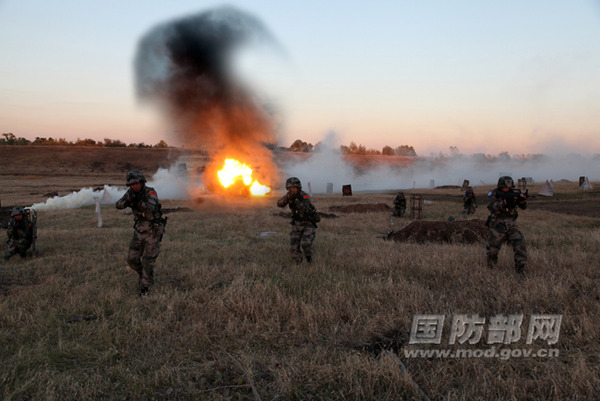 中国首批赴马里维和安全部队组织警卫处突训练