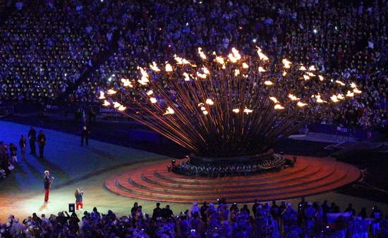 赫斯维克设计的伦敦奥运会主火炬像花瓣那样并拢升起。　