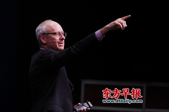 昨晚，桑德尔在上海商城剧院演讲。早报记者 高剑平 图