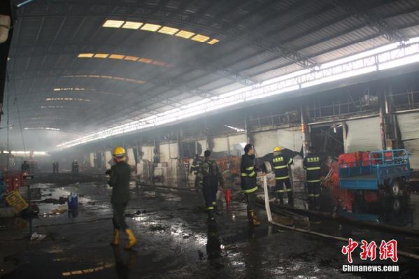深圳市一农贸批发市场发生大火