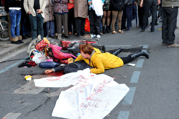 图为车祸现场,奶奶抱着孙子大哭.[详细]