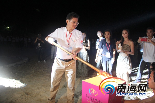 天涯海角婚庆节举行篝火晚会 68对新人与游客