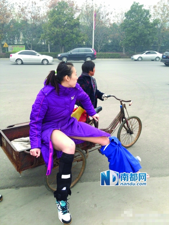 上海女排队员比赛受伤 被人用三轮车送回宾馆
