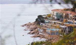 海边别墅屹立在被圈占的海滩上偷偷加建无人过问.