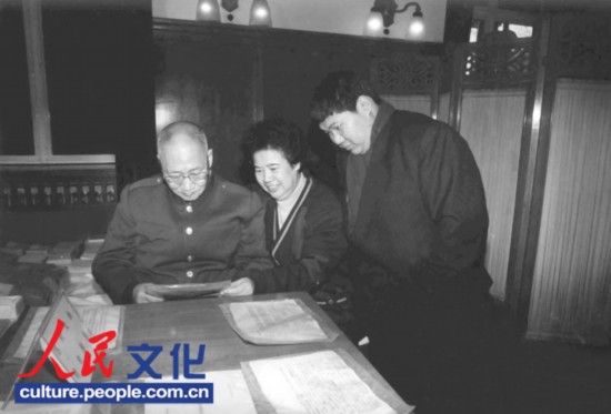 　　毛新宇和父亲母亲在中南海旧居阅读爷爷手迹。
