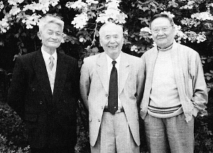 　　上世纪90年代，钱谷融（中）与徐中玉（左）、王元化（右）在江苏。 图片选自《钱谷融文集》。