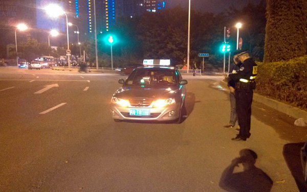 福州一的哥为省时抄近道 环岛逆行被处罚|信号