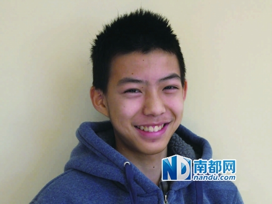 我在美国上高中 文/李瑞清 新浪微博:@ R icardo爱高贵的历史 留学美国的高中生,出版过《我在深外》。 中国学校的体育课,地位极低,每逢大考小考,期中期末,就会被主科老师毫不留情地占用,但在美国,每一门课都是主科,我在美国高中学习至今,还从来没有出现过体育课被英语课、数学课挤掉的情况。 在中国,由于学生太多,只能男生女生一起上体育课,男生特别容易遭受不公平待遇。跟女生比,男生没有太多理由请假,跑步要多跑,俯卧撑仰卧起坐要多做,虽然仔细想想也没什么错,但当你大汗淋漓气喘如牛还要被老师骂、旁边还有一