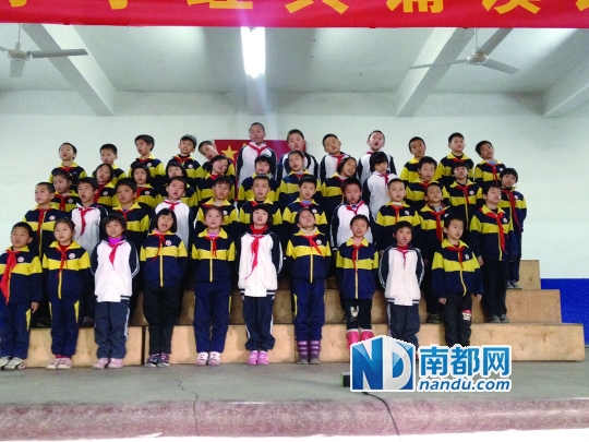 小儿郎摇头晃脑诵《弟子规》|全校|学生