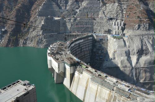 世界最高双曲拱坝锦屏一级水电站大坝主体完工