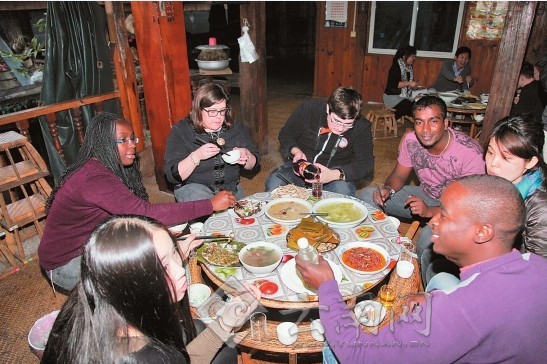 15个老外在西双版纳吃傣味过洋节