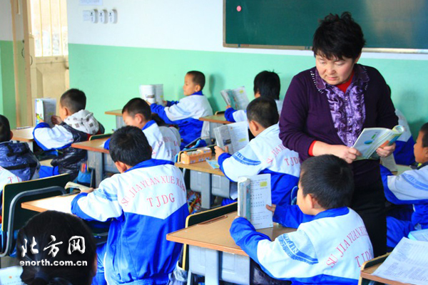 《最美乡村女教师,用爱编制美好人生》(拍客:魔花仙子)