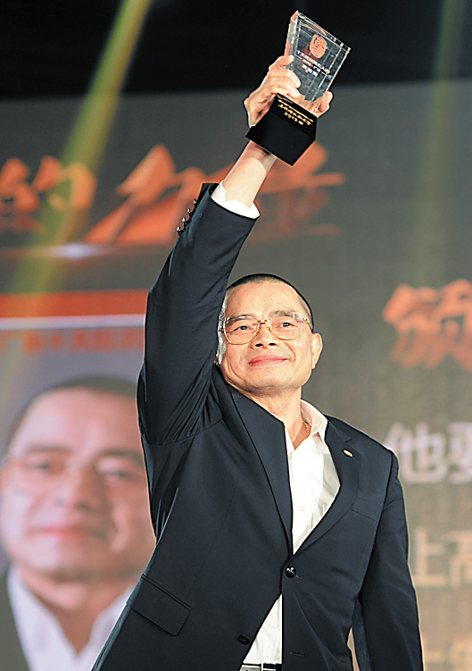 2019经济风云人物_...方电视广东十大经济风云人物颁奖典礼2012公关摄影 17P(3)