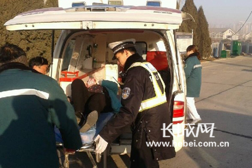 孕妇高速路上破羊水 涿州交警警车护送助生产