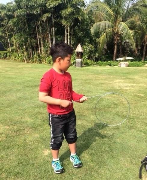 郭涛晒儿子石头<em>滚铁环</em>照 网友2013齐怀旧(图)