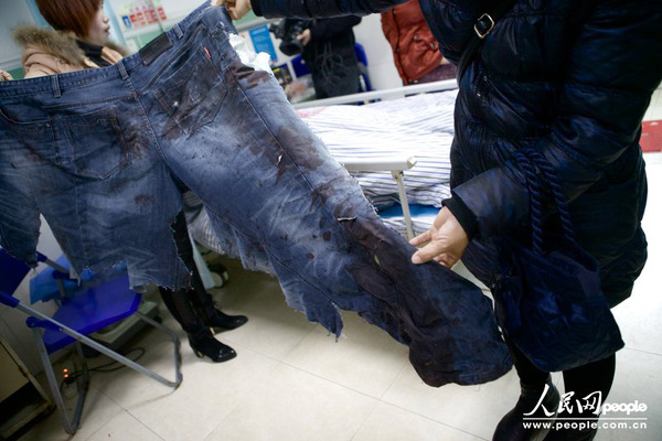 形容衣服破破烂烂的四字词语是?-形容衣服破烂