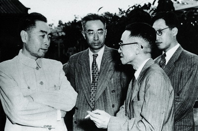 　上世纪50年代，周恩来（左一）在中南海与科学家孟昭英（左二）、梁思成（右二）、马大猷（右一）交谈。
