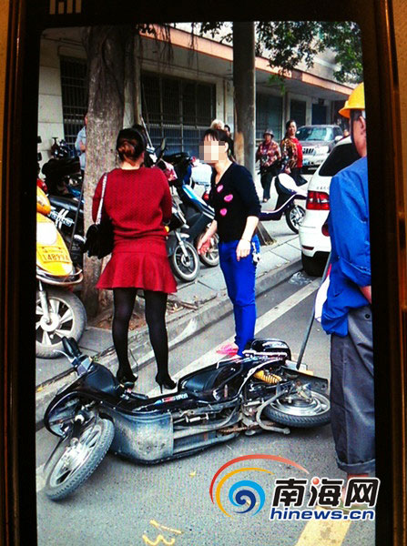 海口街头疑现原配打"小三" 警方促成双方和解|海南