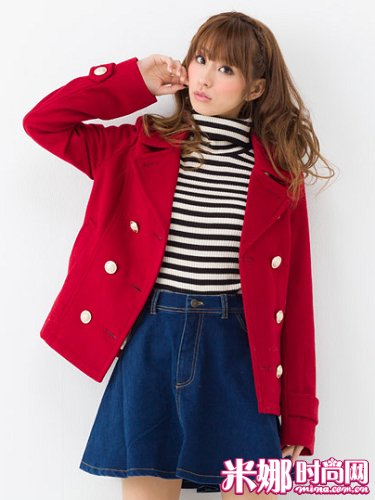 双排扣红色短大衣内搭条纹衫和牛仔短裙，将中规中矩的大衣穿出帅气可爱的vintage感。