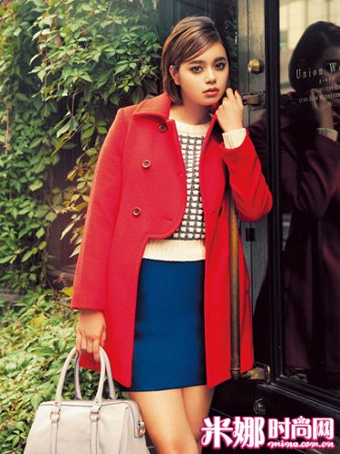 红色大衣内搭毛衣与紧身裙，通勤也能穿的时尚LOOK