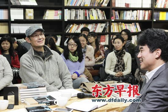 前天在上海季风书园，编剧芦苇（左）与读者分享对上海电影的看法，右一为新书合著者王天兵。 早报记者 高剑平 图