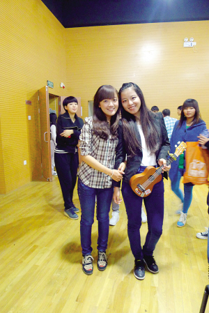 俩女孩把夏威夷小吉他带入校园:跟我弹一曲(图