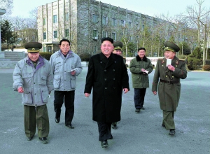 　　朝中社12日报道，金正恩视察了一军队后勤部门。他在视察时指出，要加强改善军人的物质生活。