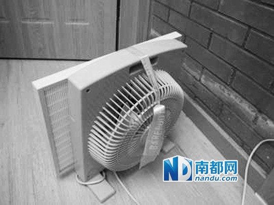 接通电源,空气净化器开始运作。 美国弗吉尼亚大学博士生Thom asTalhelm从2012至2013年度在北京做交流学者,其间他因无法忍受严重的P M 2 .5污染,为此他花费58元买了一个小型立式电扇,108元买了一张H E P A过滤网,自制了一个空气净化器,并把这一壮举图文并茂地发表在博客上。近日,微信公众号报刊文摘转发了这一博文。 与市场上动则数千元的空气净化器相比,这台166元的自制空气净化器的成本实在低廉。它的效果如何呢,制作者同时做了一系列的实验,称自己组合的空气净化器效果明显,并