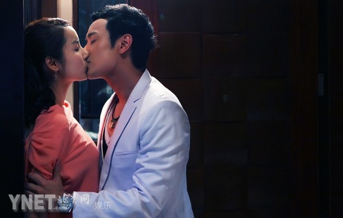《真爱惹麻烦》曝吻照 林佑威吕一诱惑激情|恋